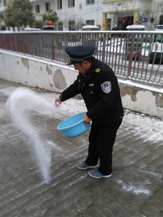 地下室入口撒工業(yè)鹽，確保車輛安全出行