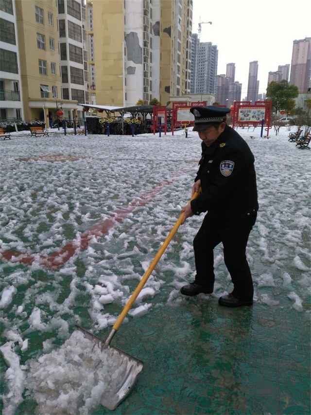  打掃廣場積雪