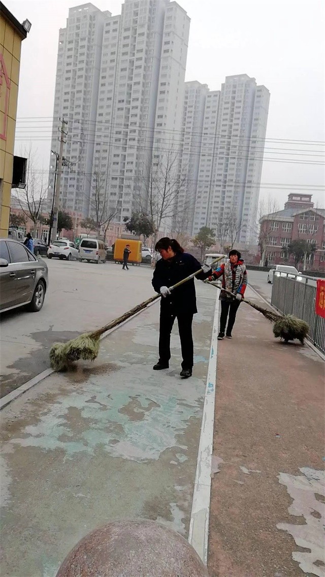 打掃小區(qū)路面衛(wèi)生